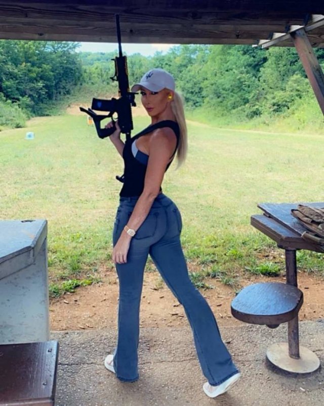 Girls With Guns (39 pics)