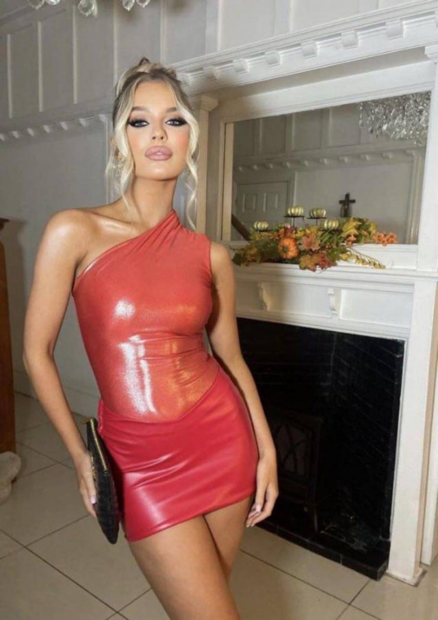 Girls In Red (50 pics)