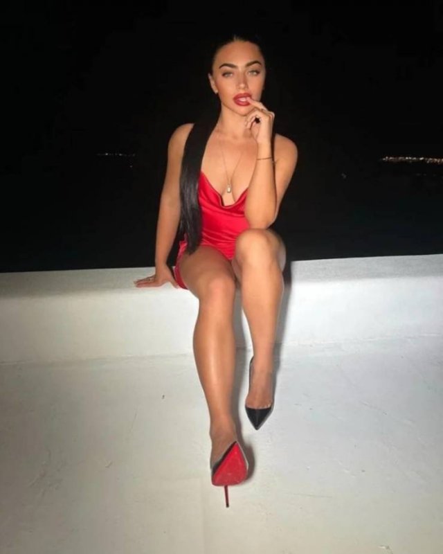 Girls In Red (50 pics)