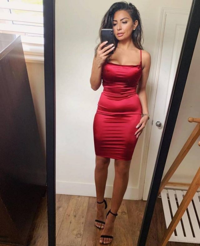 Girls In Red (50 pics)