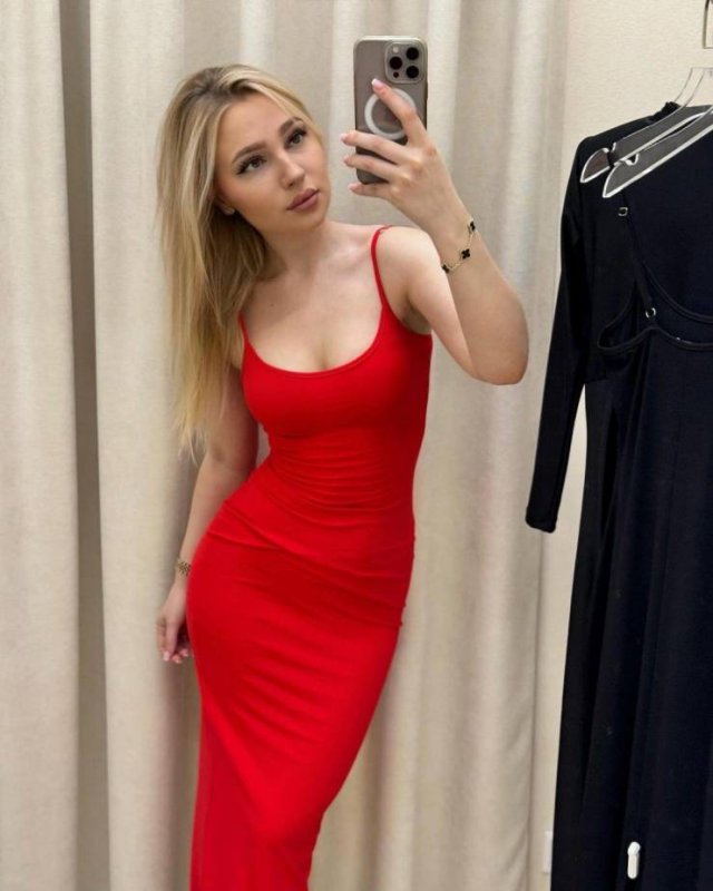 Girls In Red (50 pics)