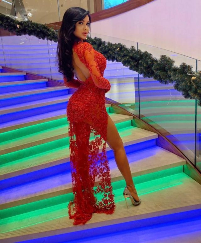 Girls In Red (50 pics)