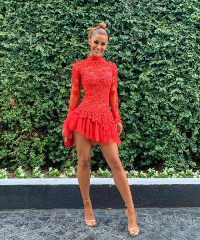 Girls In Red (50 pics)