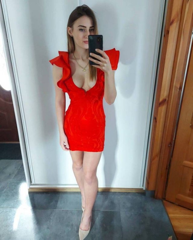 Girls In Red (50 pics)