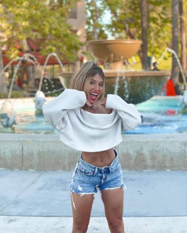 Girls In Shorts (32 pics)