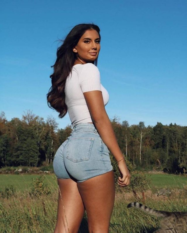Girls In Shorts (32 pics)
