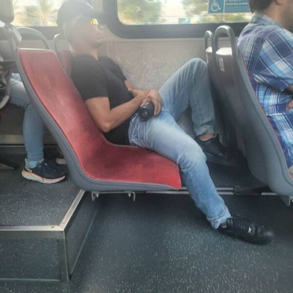 Annoying People On Public Transport (24 pics)