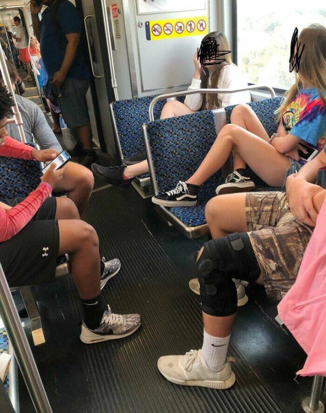 Annoying People On Public Transport (24 pics)