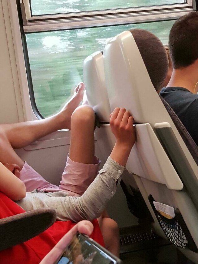 Annoying People On Public Transport (24 pics)