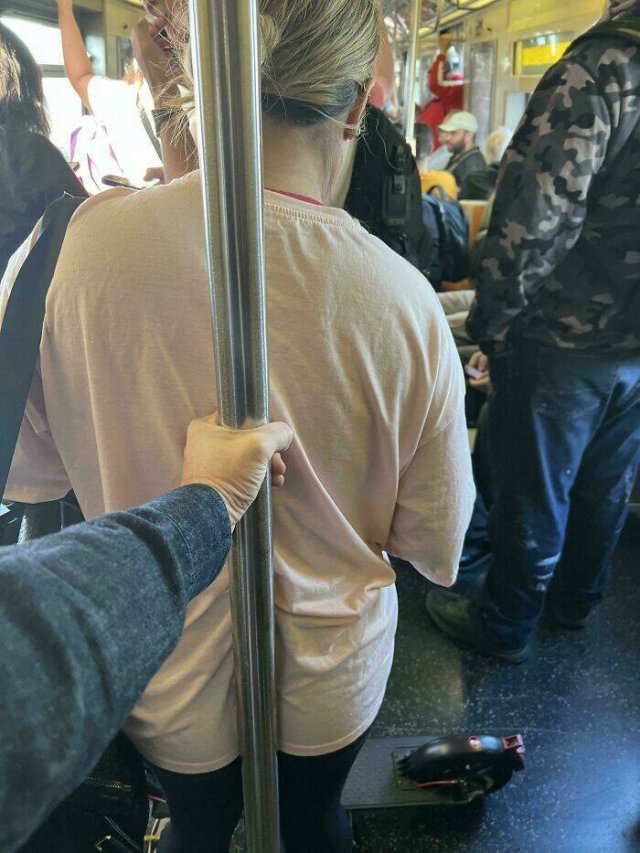 Annoying People On Public Transport (24 pics)