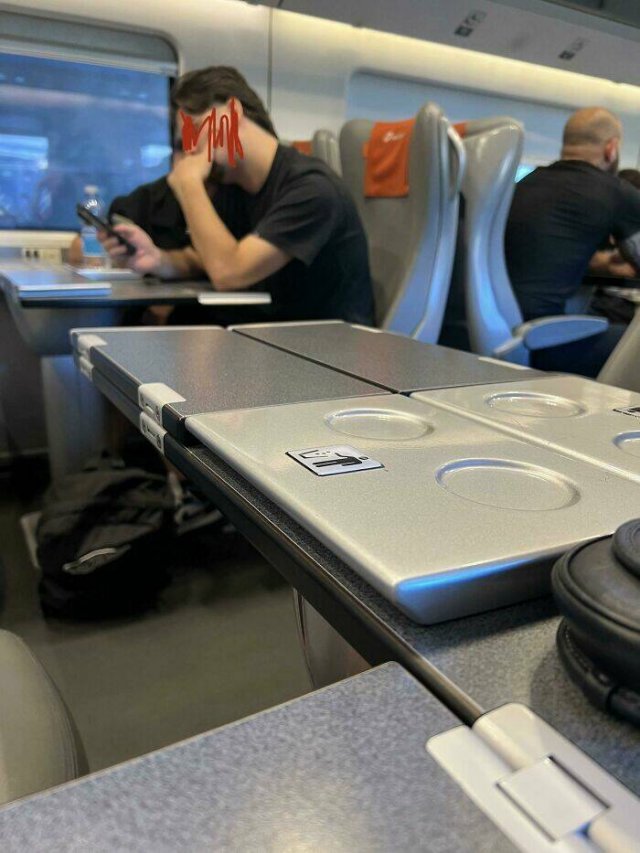 Annoying People On Public Transport (24 pics)