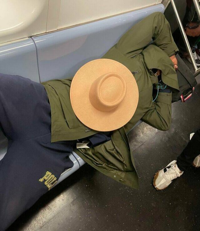 Annoying People On Public Transport (24 pics)