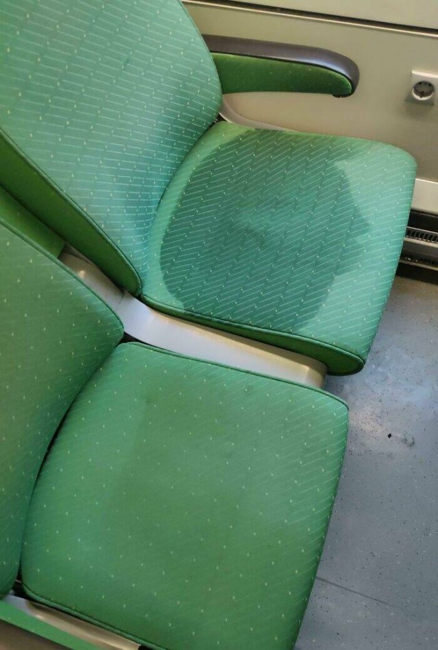 Annoying People On Public Transport (24 pics)