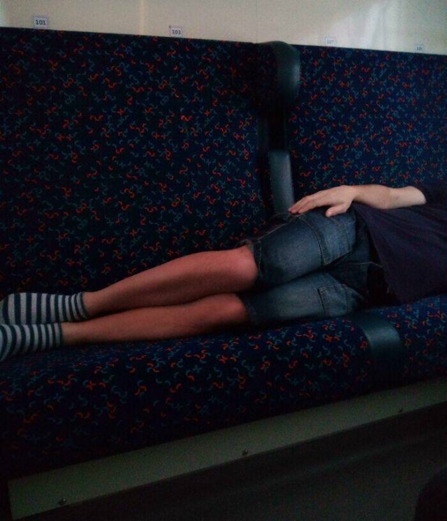 Annoying People On Public Transport (24 pics)