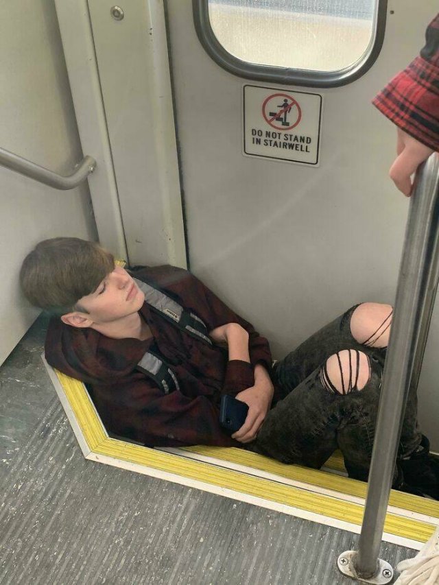 Annoying People On Public Transport (24 pics)