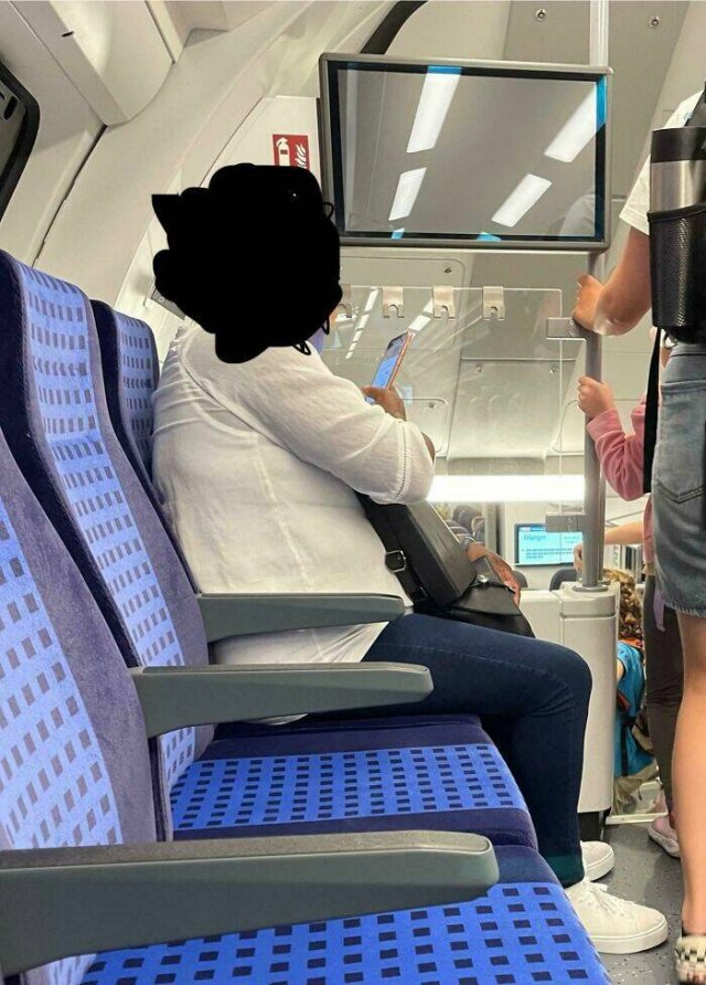 Annoying People On Public Transport (24 pics)