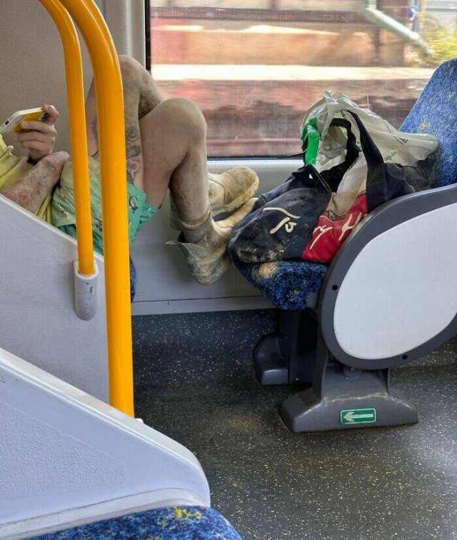 Annoying People On Public Transport (24 pics)