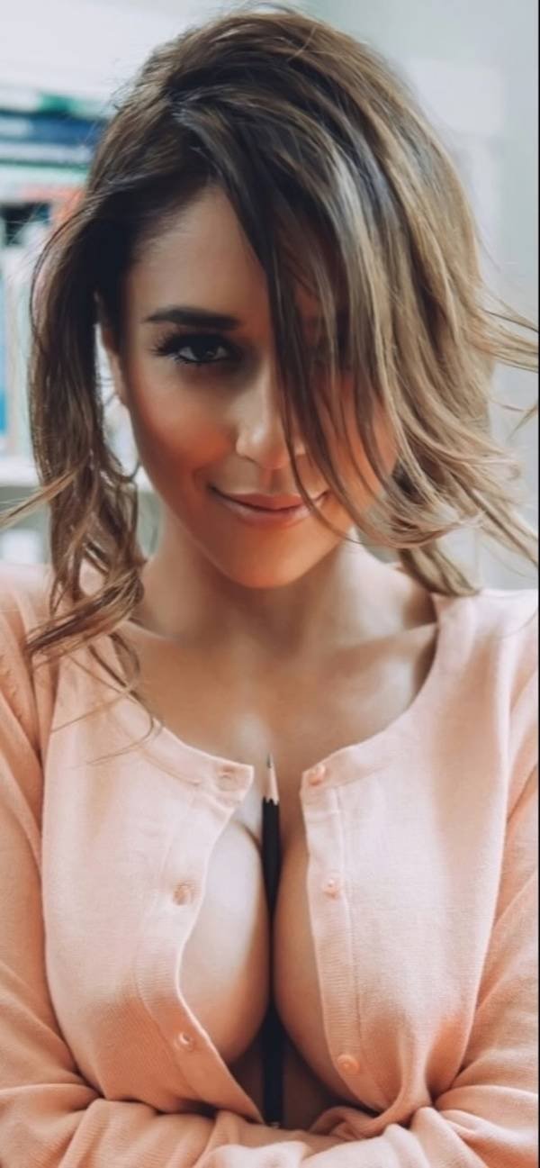 Busty Girls (47 pics)