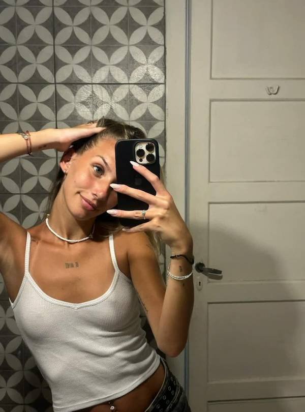 Braless Girls (45 pics)
