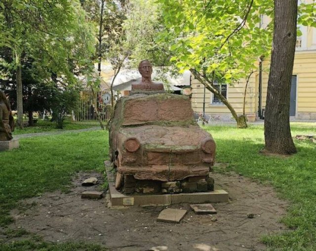 What Is Going On Here? (23 pics)