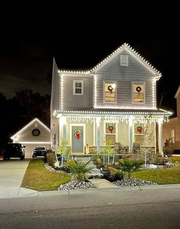 People Decorate Their Homes For Christmas (15 pics)