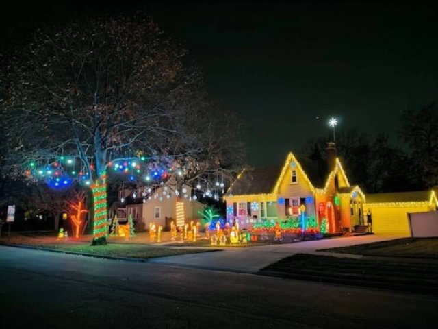 People Decorate Their Homes For Christmas (15 pics)