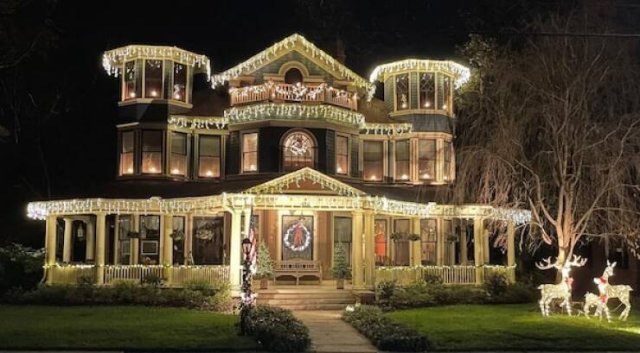People Decorate Their Homes For Christmas (15 pics)