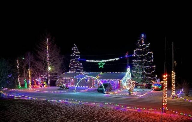 People Decorate Their Homes For Christmas (15 pics)