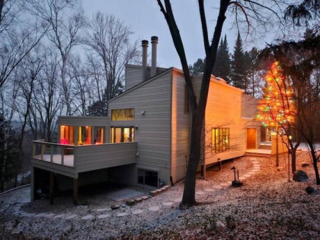 People Decorate Their Homes For Christmas (15 pics)