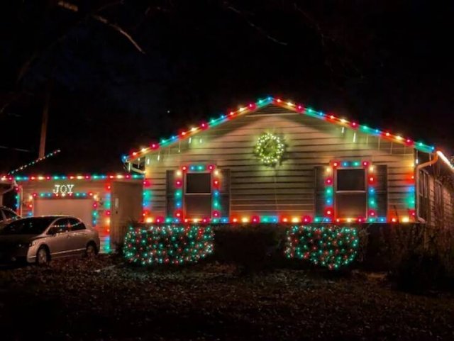 People Decorate Their Homes For Christmas (15 pics)
