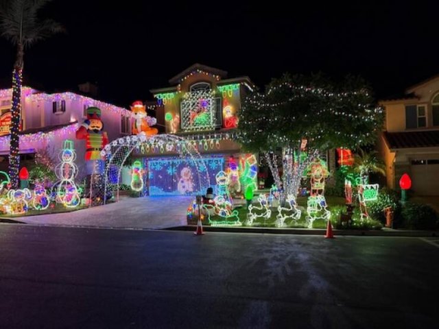People Decorate Their Homes For Christmas (15 pics)