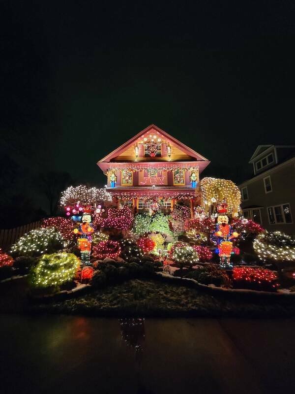 People Decorate Their Homes For Christmas (15 pics)