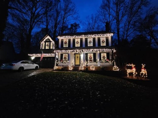 People Decorate Their Homes For Christmas (15 pics)