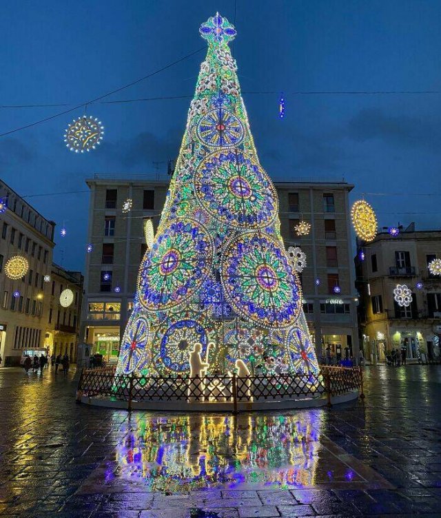Creative Christmas Trees (25 pics)