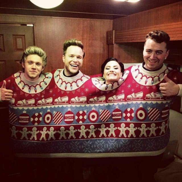 Odd Christmas Sweaters (22 pics)