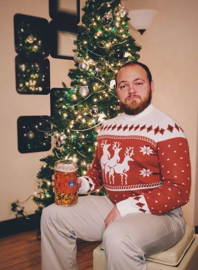 Odd Christmas Sweaters (22 pics)