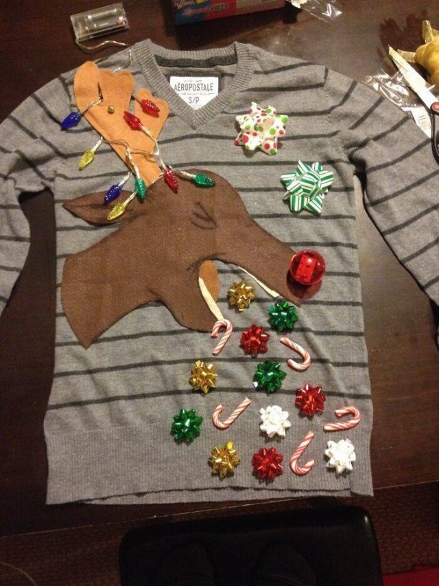 Odd Christmas Sweaters (22 pics)