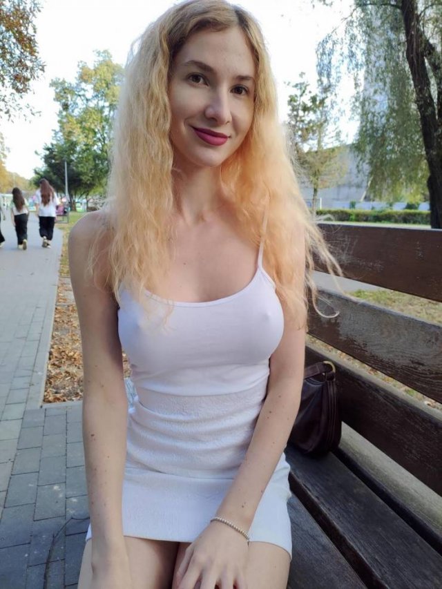 Braless Girls (41 pics)