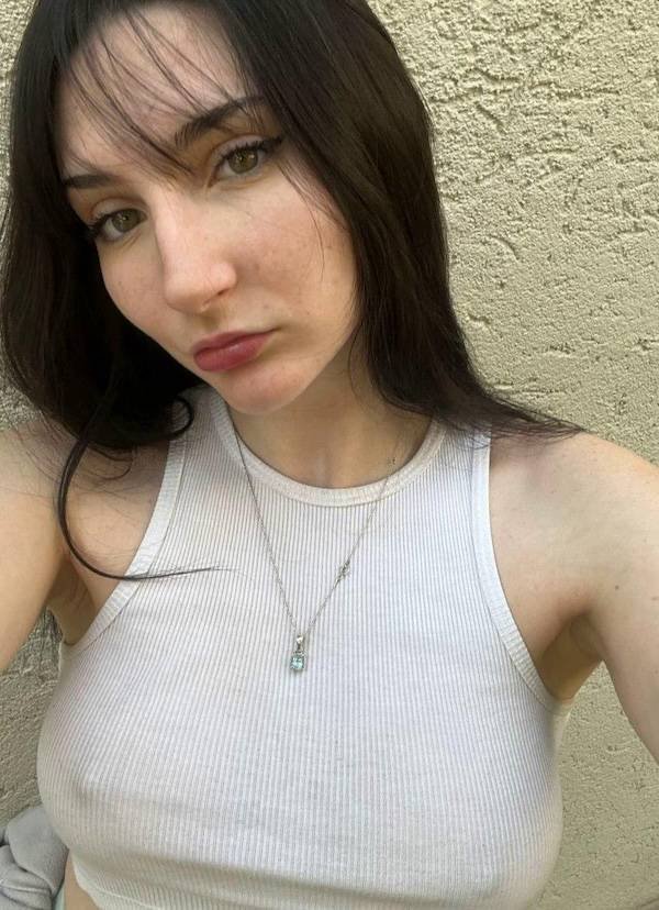 Braless Girls (41 pics)