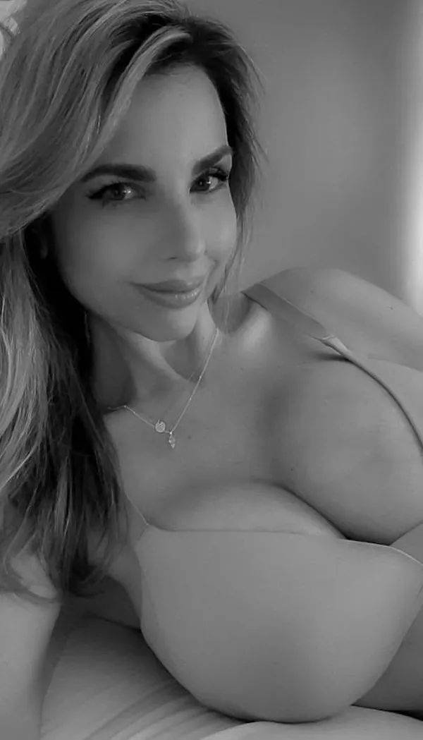 Busty Girls (40 pics)