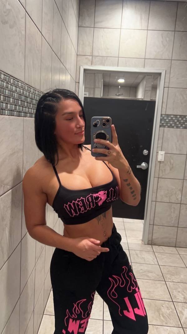 Selfie Girls (32 pics)