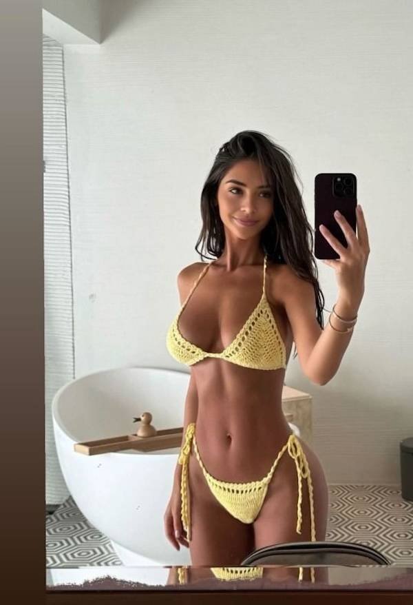 Selfie Girls (32 pics)