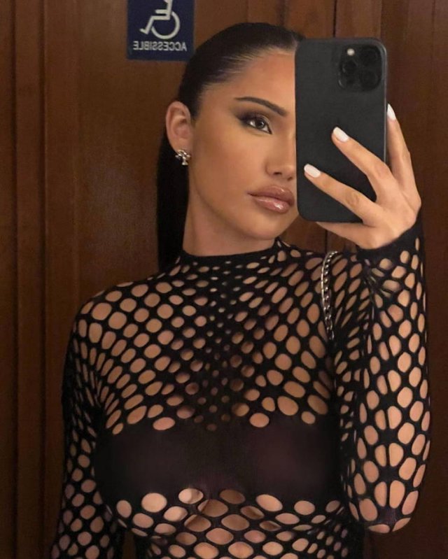 Selfie Girls (32 pics)