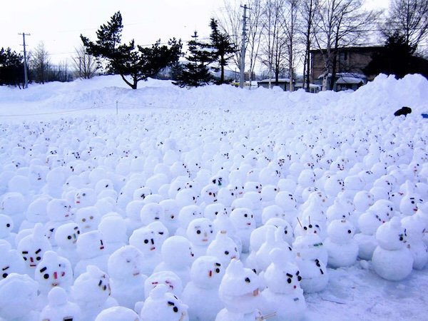 Funny And Unusual Snowmen (25 pics)