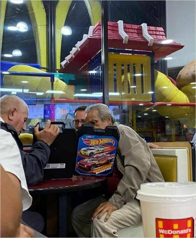 What Is Going On Here? (28 pics)