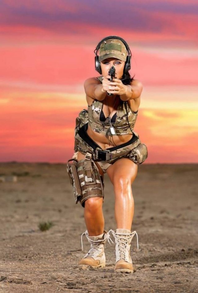 Girls And Guns (32 pics)