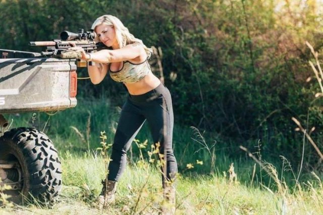 Girls And Guns (32 pics)