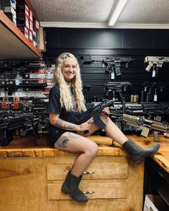 Girls And Guns (32 pics)