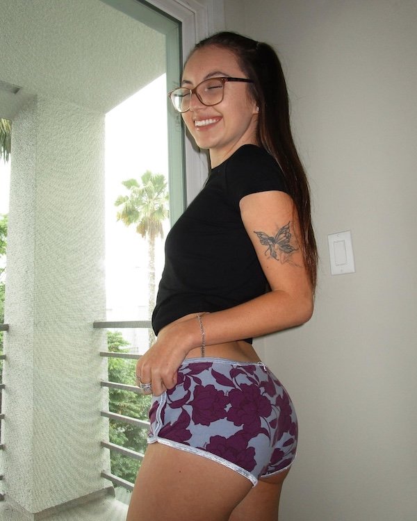 Girls In Glasses (28 pics)