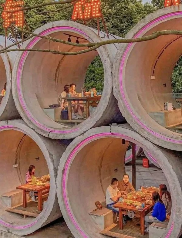 What Is Going On Here? (29 pics)